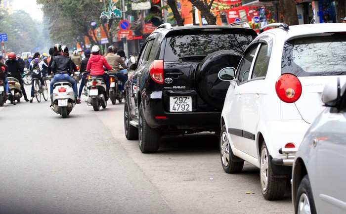 Tuy nhiên, hiện nay trên phần lớn các tuyến phố có trong danh sách bị cấm trông giữ và để xe dưới lòng đường như Bà Triệu, Hàng Bài, Phố Huế, Tràng Tiền... tình trạng vi phạm vẫn diễn ra như thường.